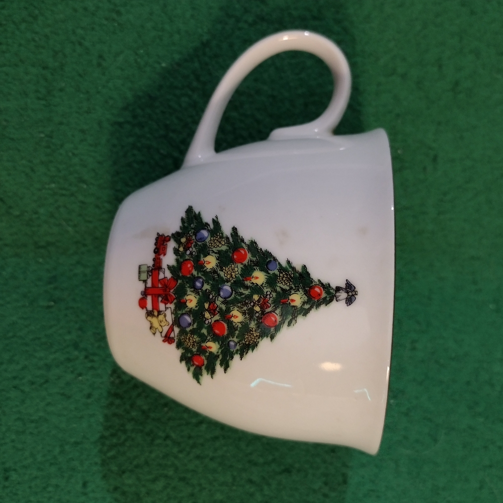 Festive Christmas Tree Mugs - Set of 3 - Picture 6 of 7